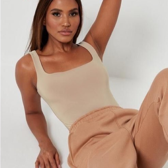 MISSGUIDED Petite Scoop Neck Bodysuit in sand - Picture 4 of 4
